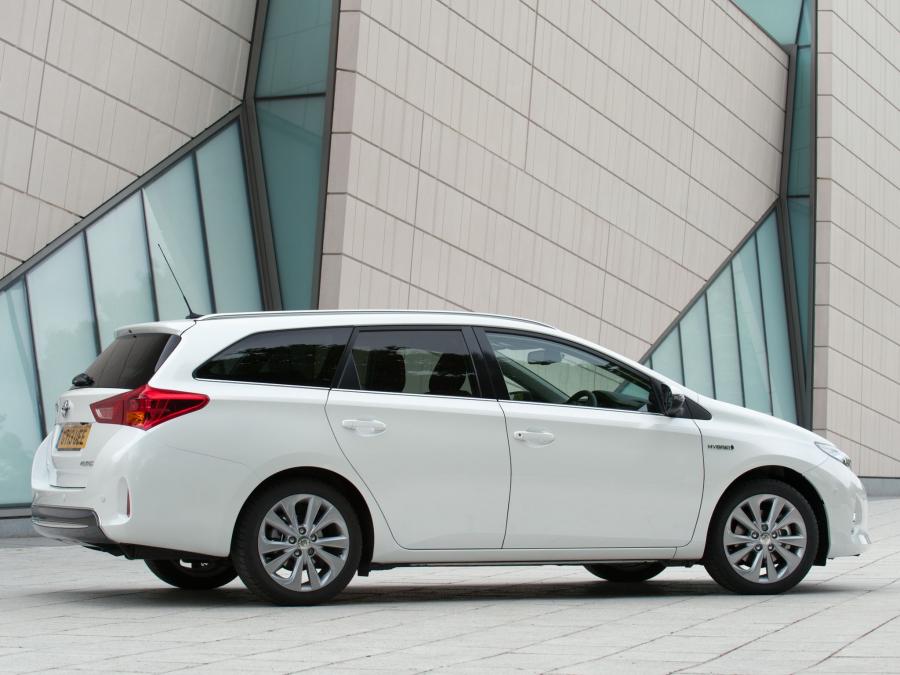 Toyota Auris Touring Sports Hybrid 2013 года  (UK) (фото 10 из 25)